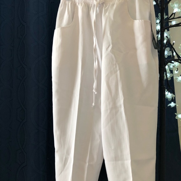 NEW Jeno Newman White Capris - Picture 4 of 10
